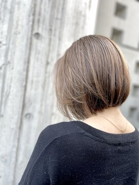 リバレッジ 広尾(Leverage) 大人ラフ丸みショートボブイルミナカラーベージュ