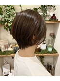 オリーブベージュ×ショートボブ