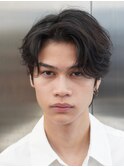 大人の抜け感を演出する、今トレンドのフェザーパーマ