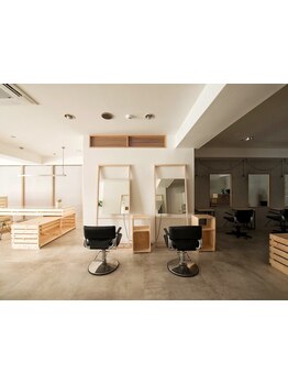 心地よい空間で、トップスタイリストによる贅沢な施術を体験！LadAで髪を芯から美しくしませんか？