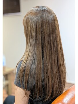 ウィスカーヘアー(whisker hair) ロングレイヤー　ベージュカラー