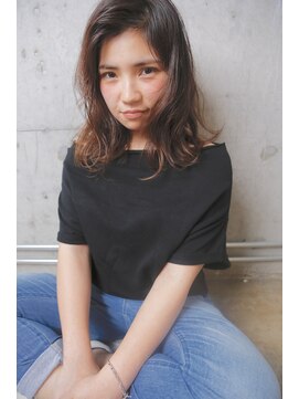 ルーシー(Lucy) ミデイアムレイヤースタイル