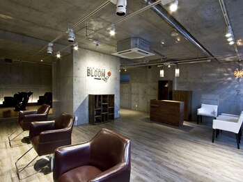 ブルーム(BLOOM)の写真/半地下のお洒落な空間。店内は無機質かつモダンで、落ち着くサロンタイムを過ごせます。
