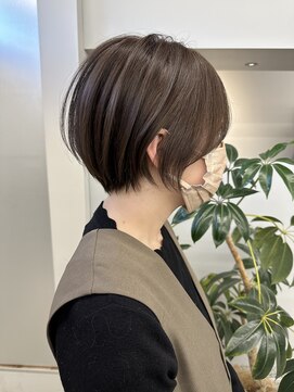 ヨロ 小岩(YOLO) レイヤーカットハイライトショートヘアイルミナカラーオージュア