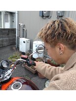 リスキーズ(RISKY'S)&nbsp;ゼファーと金髪ツイストスパイラルパーマ