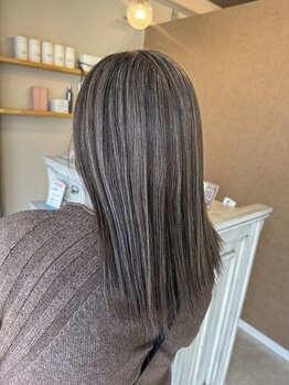 大人ハイライトで立体感を！オシャレに白髪ぼかしが叶います♪艶感ある仕上がりで、目を惹く美しい印象に。