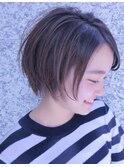 グレージュのナチュラル小顔ショートボブ