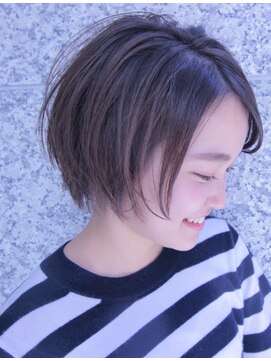リチウム(LITHIUM.) グレージュのナチュラル小顔ショートボブ