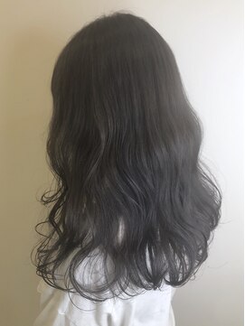 ケリーズグリーン(Kelly's Green) グレージュ × ウェーブヘア