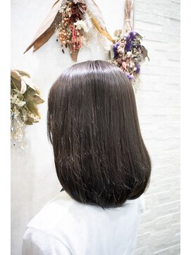 オラ ボーテ(Aura Beaute) 大人女子　暗めカーキグレージュ　内巻きボブ