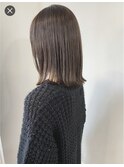 伸ばしかけ外はねボブ×スモーキーベージュ