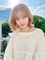 ペールベージュ　ハイトーンカラー　くびれヘアー