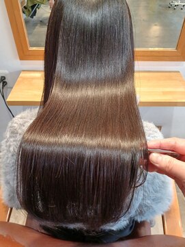 プリューム(plume) ツヤサラストレート