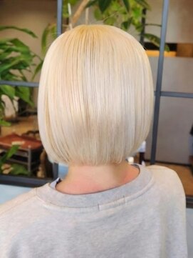 アヴァロンテ アットウィルヘアー(A VOLONTE at will hair) 赤みゼロ◎艶めくホワイトベージュボブ