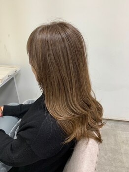 ゼロヘアーハナレ(zerohair HANARE)の写真/分け目の白髪が目立ちにくくなる。それが、【zero流グレイカラー】ベールハイライトで白髪染めもお洒落に