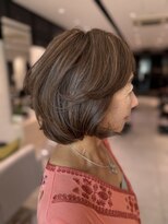 ハイライトで白髪に集まる視線そらし　脱白髪染め