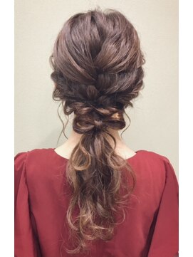 ヘアメイク ゼロサンヨンゴ(Hair Make 0345) 編み込み×ツイスト ローポニー 《高倉麻未》