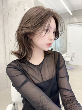 アイヴィ 表参道(IVY) ミディアムレイヤー　オリーブグレージュ　シースルーバング