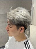 刈り上げ高めツーブロックブリーチホワイトシルバーカラー