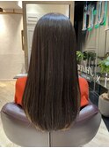 インナーカラーがポイントの黒髪ツヤロング