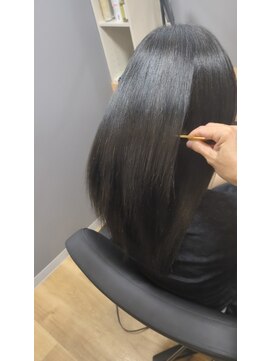 スリーク バイ ロイ 円町本店(sleek by roy) ツヤツヤオリーブグレージュ