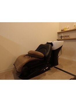 【癒し×頭皮改善】キレイな髪はキレイな頭皮から◎フルフラットのシャンプー台での本格ヘッドスパ─