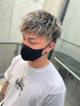 イーラ(era) ハイライトツイストパーマ短髪下ろし刈り上げ