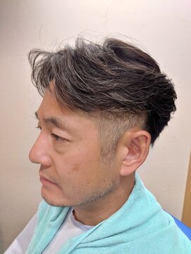 ヘアーカットデザインサロン スマッシュ 田町店(Hair cut design salon Smash) センターパート ト ツーブロック バーバーグレイヘアーフェード