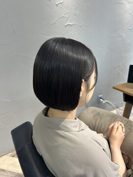 マーレ(MARLE./) 首元のもたつきがなくなり、軽やかで清潔感のある印象に
