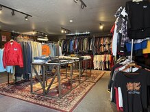 1階の古着屋、雑貨なども販売してます＊