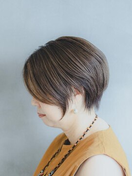 ニーイチイチ(211) レイヤーカットオリーブベージュショートボブ/30代