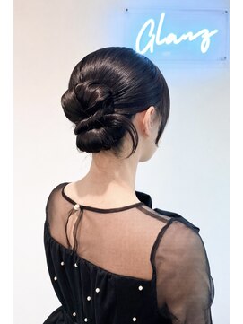 グランツ(GLANZ) 【タイト×艶感】お呼ばれドレスに映える、大人上品シニヨン