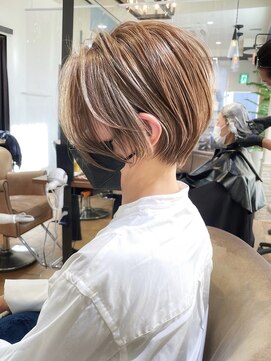 バンプ ギンザ(BUMP GINZA) 30代、40代/丸みとくびれショートボブ×白髪ぼかしハイライト