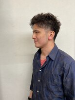 髪屋 奥行きのあるフォルムにアップバングでさわやかに