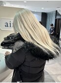 ホワイトブロンドロングレイヤーハイトーンカラー