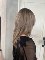 ロリム(RorriM)&nbsp;ウルフカットダブルカラーシルバーベージュケアブリーチウルフ