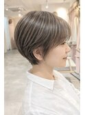 白髪ぼかしハイライトで仕上げる、大人のピクシーカット