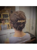 キミ(kimi)&nbsp;【ｋｉｍｉ】波ウェーブ編み込みヘアアレンジゴールドピン