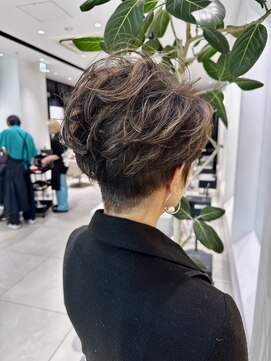 ステア ケース(stair case) マダムショートヘアベリーショート刈り上げ60代70代