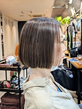 マノハル(MANOHARU) 白髪ぼかしハイライト＆切りっぱなしボブ