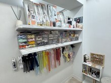 エメティ(Aimerty)の雰囲気（待合室/ヘアパーツ販売あり♪棚の香水とネイルはご自由に使用可!）