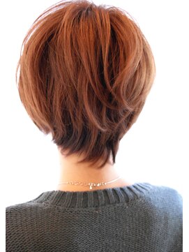 レウナ 外苑前(Reuna) 後頭部を綺麗に見せるショート・ベビーショート・うざバング