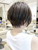 アンド ストーリーズ(&STORIES)&nbsp;大人可愛い耳かけショートボブフォギーベージュ【江角力也】