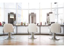 ヘアメイク アーリア(hair make aria)の雰囲気（ガラス張りで光が差し込む店内！！）