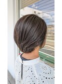 透明感アッシュカラーのショートレイヤースタイル