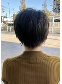 イルミナカラーの耳出しコンパクトショート