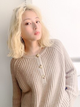 スー 渋谷(suu) 【SUN】センターパートのルーズ鎖骨ボブハイトーンカラー