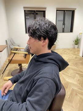 リーズ(Reese) 波巻きパーマ×センターパート