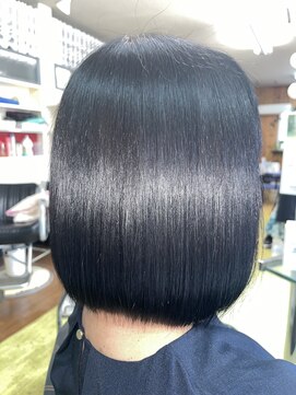 エルモア美容室 【髪質改善トリートメント】は、潤いを補給しながら広がりを抑え