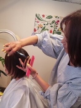 ヘアーアンドビューティー ハナハナ(hana hana)の写真/女性オーナーによるマンツーマンのプライベートサロン♪1人1人のお悩みやご要望に寄り添い理想のスタイルへ